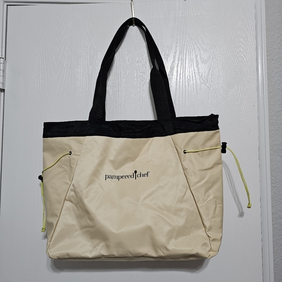Pampered Chef Handbags - Pampered Chef Large Tote Bag Cream Black